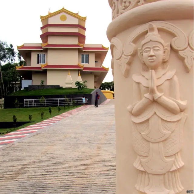 ধ্বংসস্তুপের ওপর একেবারেই নতুন স্থাপত্য রীতিতে তৈরি হয়েছে নতুন বৌদ্ধবিহার। 