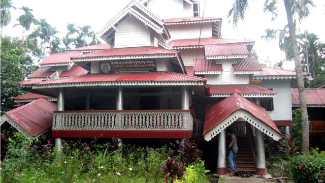 রামুতে রাখাইনদের মন্দির 'উসাই ছেন'। গত বছর হামলার শিকার হয়েছিল তাদের মন্দিরও। পুরনো ভবনটি ক্ষতিগ্রস্থ হলেও মূল কাঠামো অক্ষত ছিল। সেই কাঠামো ঠিক রেখেই সংস্কার করা হয়েছে মন্দিরটি।