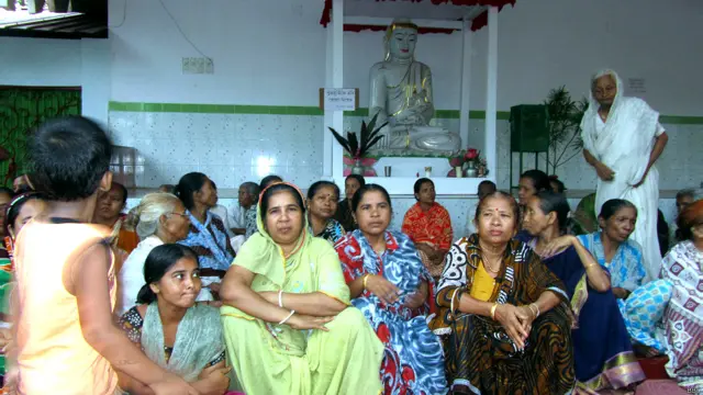 আবারও প্রার্থনায় মুখরিত রামুর কেন্দ্রীয় সীমা বিহার। প্রার্থনায় যোগ দিতে আসা মহিলাদের একাংশ। মন্দির পুনর্নিমাণে সরকার ও সেনাবাহিনীর সহযোগিতায় স্থানীয়রা খুশি। কিন্তু গত বছরের সেই হামলার পর সেখানে সাম্প্রদায়িক সম্প্রীতি কতোটা পুনপ্রতিষ্ঠিত হয়েছে তা নিয়ে অনেকে সন্দিহান।