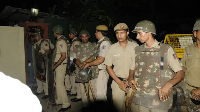 लालकृष्ण आडवाणी के घर के बाहर सुरक्षा कर्मी