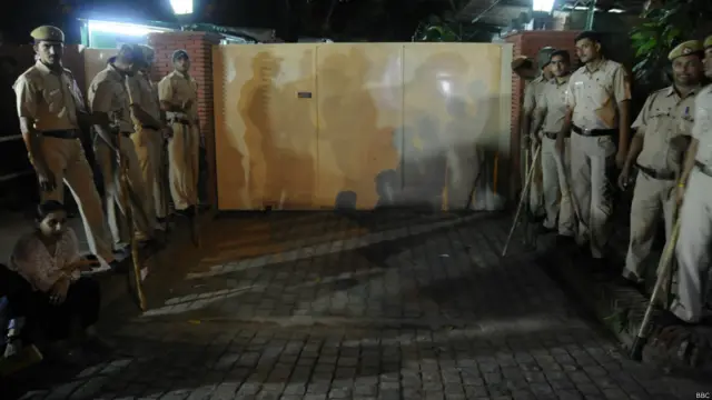 लालकृष्ण आडवाणी के घर के बाहर सुरक्षा कर्मी