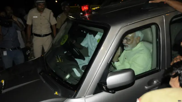 लालकृष्ण आडवाणी के घर के बाहर नरेंद्र मोदी