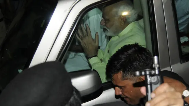 लालकृष्ण आडवाणी के घर के बाहर नरेंद्र मोदी