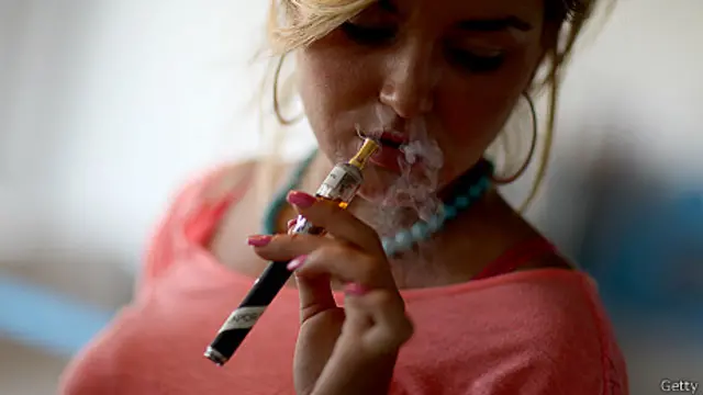 Fumadora de cigarrillo electrónico en Miami