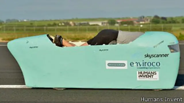 Graeme Obree montando su bicicleta Beastie