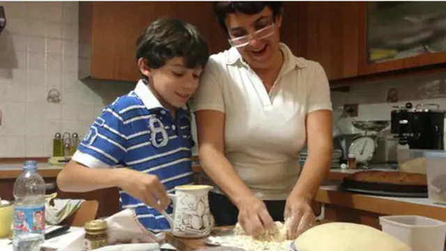 Giovanna Azi cozinha com seu filho