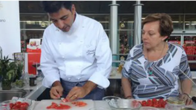 चर्चित टीवी शो के शेफ लोगों को मौसमी सब्जियों से विभिन्न चीजें बनाकर स्टोर करने की सलाह दे रहे हैं.