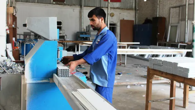 نصب نماهای شیشه ای در کابل برای صدها تن زمینه اشتغال را فراهم کرده است.