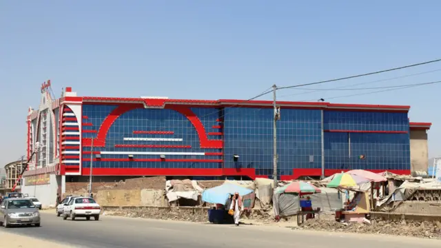 نگرانی مطرح شده این است که شیشه های این نماها در وقوع انفجار یا زمین لرزه با تکه‎های بزرگ شکسته و باعث زخمی شدن و حتی مرگ شماری می‌شود.