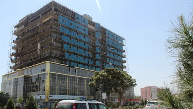 شهرداری کابل در مواردی با ساختن ساختمانهای با نماهای شیشه ای مخالفت کرده و گفته که کیفیت شیشه این نماها معیاری نیست و خطرهایی را به دنبال دارد.