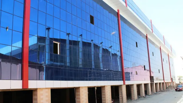 تصویر ساختمان همجوار این ساختمانها هم می توان در شیشه های برجهای شیشه ای دید.