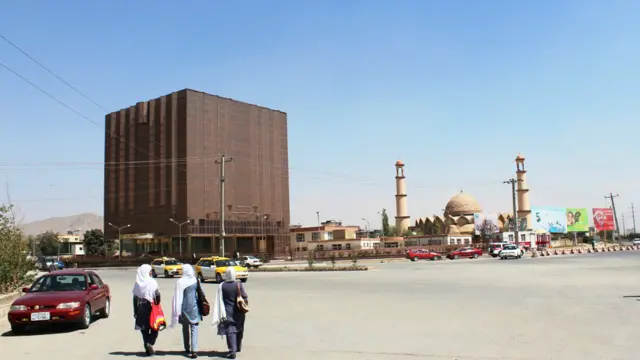 با وجود گرانی نمای شیشه‌ای، "زیبایی" آن باعث شده که این صنعت روز به روز در کابل رونق یابد.