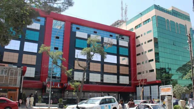 تقریباً هیچ جاده ای در کابل نیست که ساختمانی با نمای شیشه ای در آن نباشد