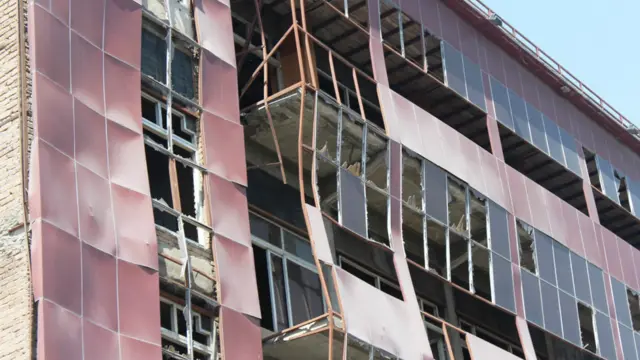 مهندسان می‌گویند که این ساختمان‌ها در مقابل حوادث بسیار آسیب پذیر هستند.