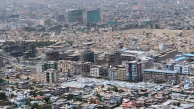 نمای شیشه‌ای در تابستان حرارت تولید می‌کند و در زمستان نیز سبب سردی ساختمان می‌شود