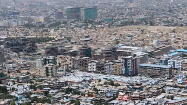  به گفته مقامهای شهرداری کابل، بسیاری از ساختمانهای چندطبقه توسط "زورمندان" بدون مجوز ساخته شده‌اند.