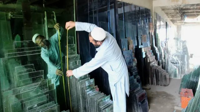 کارشناسان گفته اند که استفاده از شیشه‏‎های ناشکن در این نوع نماها بهتر از انواع دیگر شیشه‎ها است، چرا که شیشه ناشکن اگر بشکند به پارچه کوچکی تبدیل می شود که خطر زیادی در پی ندارد.