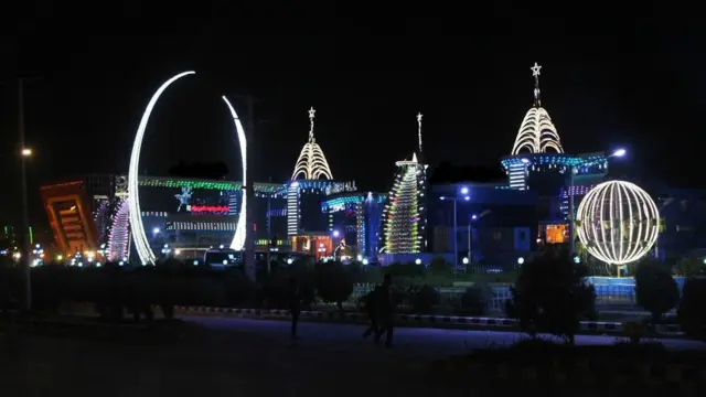 کله چې دا شیشه یي ودانۍ، د شپې تیاره او څراغان درې واړه سره یو ځای شي نو بیا د دا ډول ودانیو او د کابل ښار ښکلا نوره زیاته شي.