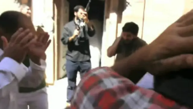 Homem armado atira para o alto na Síria. Foto: reprodução de vídeo