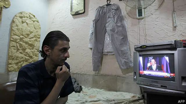 Un hombre sirio mira la televisión