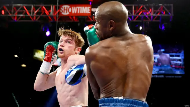 La pelea era la estelar de la velada denominada "The One", que se disputó en el MGM Grand Garden Arena. Ante el dominio completo del púgil estadounidense, algunos críticos aseguran que careció de calidad, pese al interés que había generado. Algunos los aficionados pagaron hasta US$ 50.000 por una entrada en reventa.
