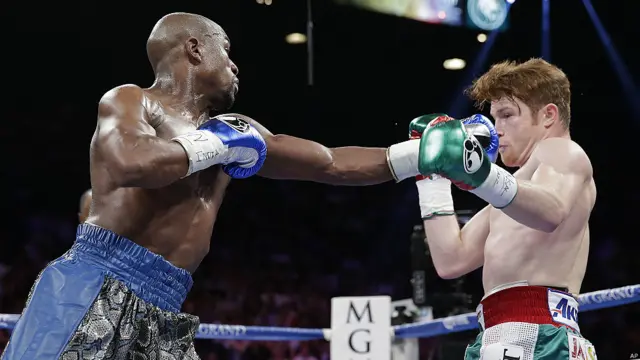 Mayweather Jr, de 36 años, dejó su marca invicta en 45-0, 26 de elllos nocáuts. Además se embolsó un premio de US$ 42 millones, el mayor en la historia del boxeo, así como ganancias con los derechos de televisión y patrocinadores que llegarán a los US$ 100 millones. En 2012 Mayweather fue el deportista mejor pagado del mundo.
