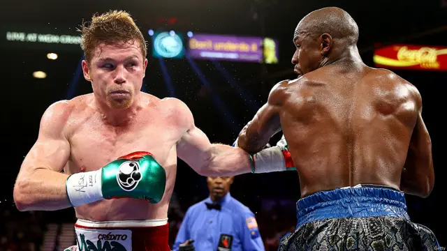 El estadounidense Floyd Mayweather Jr. venció por decisión de los jueces al mexicano Saúl "Canelo" Alvarez, en una pelea a 12 asaltos realizada en Las Vegas, en Estados Unidos. 