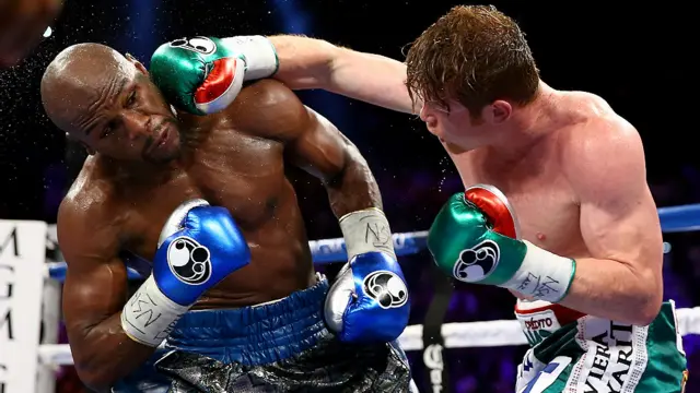 Mayweather lució relajado durante todo el encuentro. Lo único emocionante, según comentaristas de la BBC, era la barra de apoyo del mexicano que gritaba permanentemente Canelo, aupando a su ídolo. La velocidad de Mayweather Jr., terminó con la tranquilidad de Canelo, quien hacia el final del encuentro lucía descolocado.
