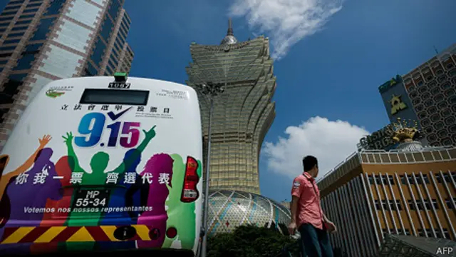 澳门葡京赌场外一辆贴上官方选举宣传广告的巴士（11/9/2013）