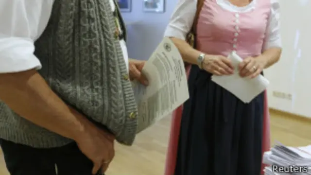 سكان بافاريا يدلون بأصواتهم في انتخابات الولاية قبل أسبوع من الانتخابات العامة بالبلاد 