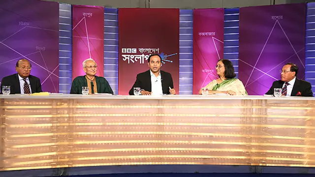 প্যানেল সদস্য বাঁ থেকে : আওয়ামী লীগ নেতা ও সাবেক মন্ত্রী তোফায়েল আহমেদ, সুশাসনের জন্য নাগরিক বা সুজনের সম্পাদক ড: বদিউল আলম মজুমদার, অনুষ্ঠান সঞ্চালক আকবর হোসেন, ব্র্যাক বিশ্ববিদ্যালয়ের শিক্ষক ড. ফিরদৌস আজিম এবং বিএনপি জাতীয় স্থায়ী কমিটির নেতা মওদুদ আহমেদ। 