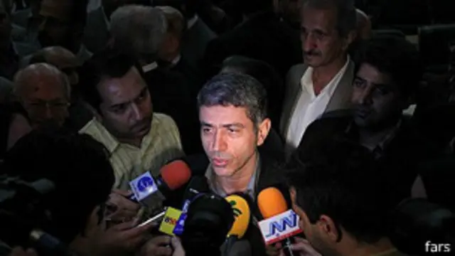 آقای طیب نیا می‌گوید که رشد اقتصادی پائین و پرنوسان و نرخ بالای تورم که ناشی از وابستگی بخش خارجی و بودجه دولت به درآمدهای سهل الوصول نفتی است، منشا اصلی مشکلات اقتصادی ایران است