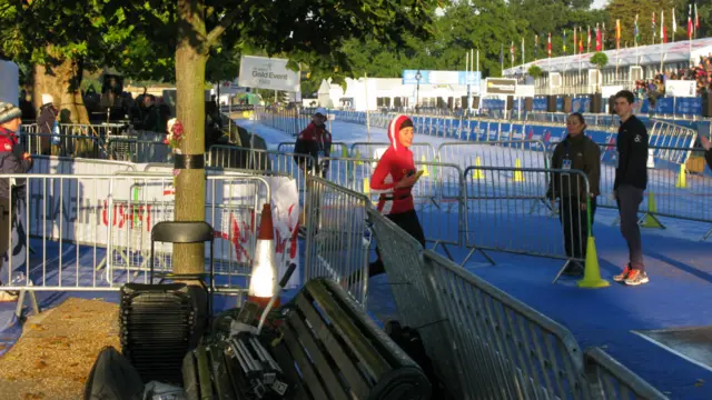 پیش از این به دلیل مشکل عدم پذیرش پوشش اسلامی در بخش شنا، زنان ورزشکار ایرانی فقط در ماده دوگانه شرکت می کردند