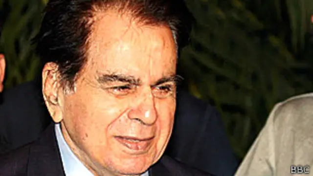 اتوار کی صبح سے ہی دلیپ کمار بے چینی محسوس کر رہے تھے