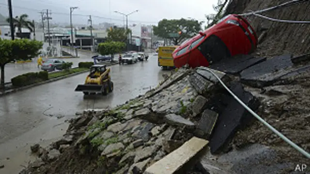 derrumbe en calle de Acapulco por lluvias de la tormenta Manuel