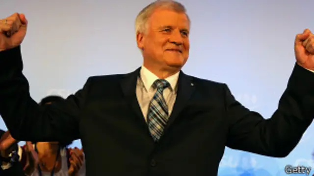 Премьер-министр Баварии Хорст Зеехофер празднует победу ХСС