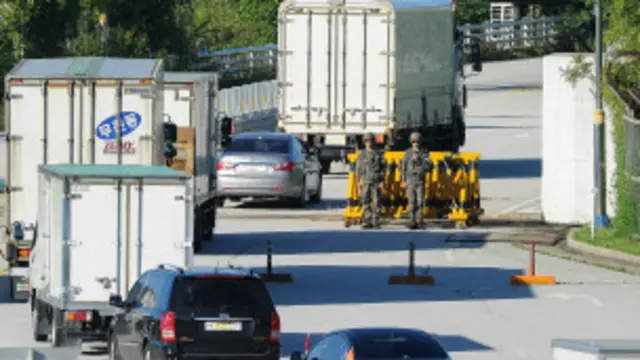 جنديان من كوريا الجنوبية يقفان في نقطة تفتيش حدودية مع الشمال