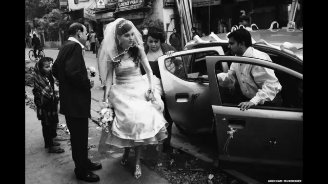 اینگلو انڈین مغربی اور ہندوستانی ناموں کا امتراج ہیں، اور ان کی مخصوص روایات اور مختلف رنگ و روپ ہیں۔ اینگلو انڈین برطانوی دورِ حکومت کی علامت تصور کیے جاتے ہیں۔ ہزاروں کی تعداد میں اینگلو انڈین بھارت کے شہر کولکتہ میں رہائش پذیر ہیں۔ اس تصویر میں ایک اینگلو انڈین دلہن اور ان کا خاندان ایک چرچ میں شادی کی رسم ادا کرنے کے لیے جا رہا ہے۔ 