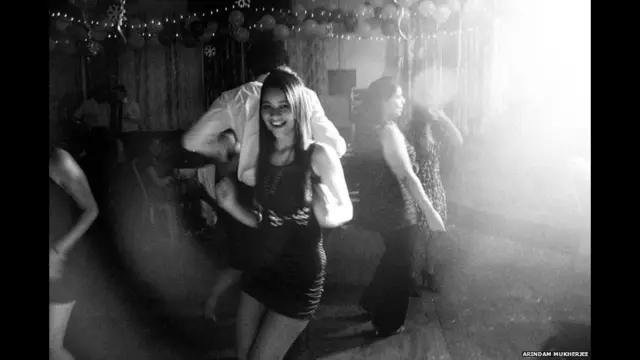 بھارت میں خدمات کے سیکٹر میں ترقی کا فائدہ اٹھاتے ہوئے بہت سے نوجوان اینگلو انڈینز نے ایسی نوکریاں کرنا شروع کی دی ہیں جہاں روانی سے انگریزی زبان بولنے والوں کو ترجیح دی جاتی ہے اور یہ نوجوان اپنے روایتی علاقوں سے ملی جلی برادریوں والے علاقے میں چلے گئے ہیں۔ نئے سال کی آمد پر ایک تقریب میں ایک اینگلو انڈین لڑکی رقص کر رہی ہے۔ 