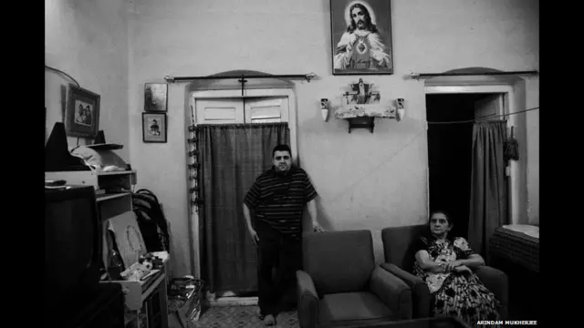 کولکتہ میں اینگلو انڈینز کا ایک قدیم علاقہ باؤ بیرکس ہیں۔ یہ شہر کے وسط میں تنگ گلیوں میں سرخ اینٹوں سے تیار کردہ فلیٹوں کا ایک بلاک ہے۔ یہاں ایک سو سے زائد خاندان مقیم ہیں اور ان فلیٹوں کو منہدم کرنے کے منصوبے کی مخالفت کرتے ہیں۔ 