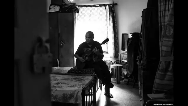 کلائیو مہر سمیت کمیونٹی کے بہت سے ارکان 1977 میں آسٹریلیا ہجرت کر گئے تھے اور وہ اب بھی کولکتہ اپنے دوستوں اور رشتہ داروں سے ملاقات کے لیے آتے ہیں۔ 