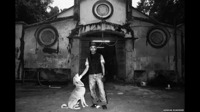 اینگلو انڈین گھڑ سوار میلکم میسیک شہر میں واقع ایک اصطبل کے سامنے کھڑے ہیں۔