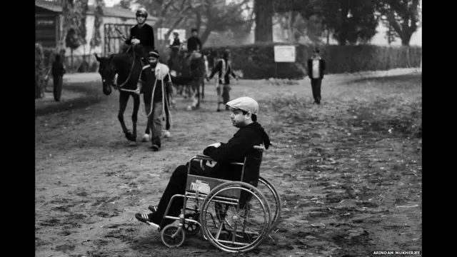 ردرفرڈ ایلفرڈ کبھی نامور گھڑ سوار تھے لیکن ایک حادثے میں معذور ہو گئے۔اب یہ گھوڑوں کے مالک ہیں اور اب بھی گھڑ دوڑ کے مقابلوں میں گہری دلچسپی لیتے ہیں۔ 