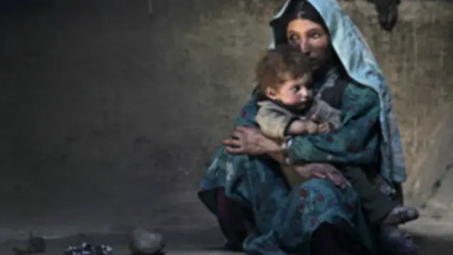 سنہ 1997 میں ہلمند کی خواتین کے لیے حالات بہت سخت تھے طالبان کی حکومت کے دوران عورتوں کو ملازمت کرنے اور گھر سے اکیلے باہر جانے کی اجازت نہیں تھی