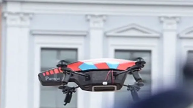 Veículo do tipo 'drone' em comício alemão. Foto: reprodução de vídeo