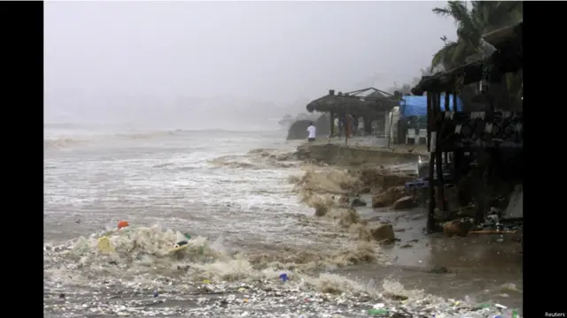 En esta imagen del domingo 15 de septiembre las olas alagan una playa de Acapulco el domingo 15 de septiembre.