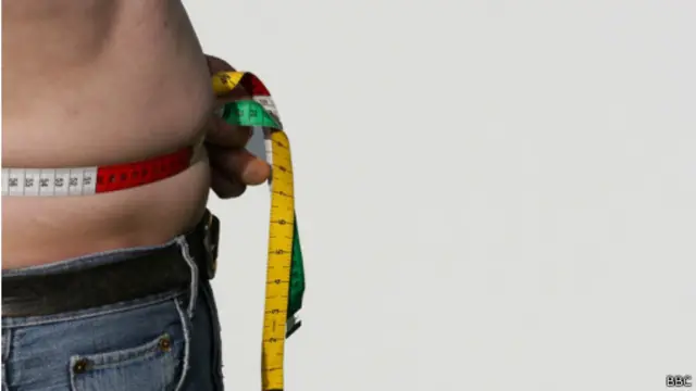 Homem medindo sua cintura (Foto: BBC)