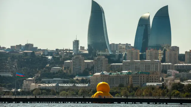 Dənizkənarı Bulvarda Rezin Ördək. Bakı.Foto: Əziz Kərimov