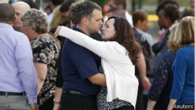 کارمندان نیروی دریایی به خانواده هایشان پیوستند