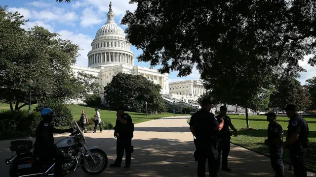 वॉशिंगटन नेवी यार्ड के सी सिस्टम कमांड हेडक्वार्टर में फ़ायरिंग